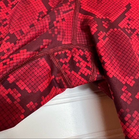 Lululemon Vent It Out Crop Mini Ziggy Snake Red Tide Cranberry / Cranberry Sz 4 - Picture 5 of 13